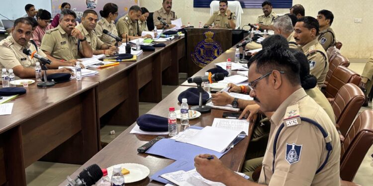 *👉पुलिस अधीक्षक कटनी श्री अभिनय विश्वकर्मा ने पुलिस कंट्रोल रूम में ली अपराध समीक्षा बैठक*