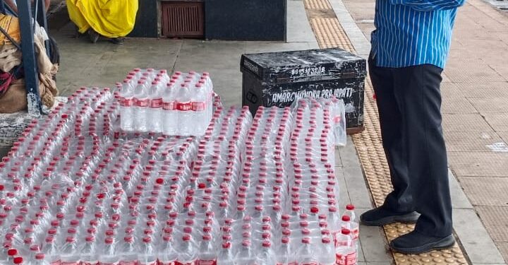 *कटनी में ट्रेन 07091 में अवैध वेंडिंग पर बड़ी कार्रवाई: चेकिंग टीम ने जब्त की 49 पेटी पानी, दो अनाधिकृत वेंडर आरपीएफ के हवाले*