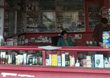 *औषधि नियमों के उल्लंघन पर जिला प्रशासन की सख्ती* *6 मेडिकल स्टोरों के लाइसेंस निलंबित, 7 अन्य प्रतिष्ठानों में नारकोटिक्स दवाओं के अभिलेखों की जांच*