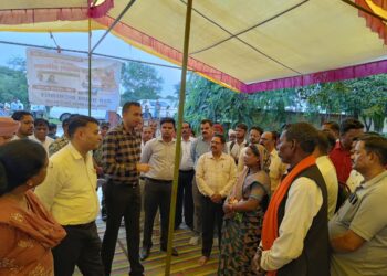*कान्हा से लगे ग्राम भानपुर खेड़ा पहुंचे कलेक्टर, स्वास्थ्य शिविर का लिया जायजा बैगा समुदाय के बीच लगाई चौपाल, ग्रामीणों से किया संवाद*