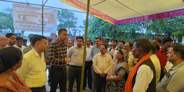 *कान्हा से लगे ग्राम भानपुर खेड़ा पहुंचे कलेक्टर, स्वास्थ्य शिविर का लिया जायजा बैगा समुदाय के बीच लगाई चौपाल, ग्रामीणों से किया संवाद*
