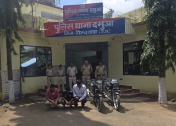 *दमुआ पुलिस ने जुआ पर कार्यवाही करते हुये 03 जुआरी को पकड़ा एवं 02 मोटर सायकिल जप्त किया*