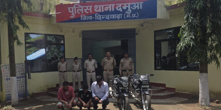 *दमुआ पुलिस ने जुआ पर कार्यवाही करते हुये 03 जुआरी को पकड़ा एवं 02 मोटर सायकिल जप्त किया*