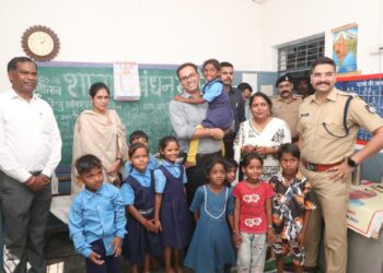 *मेधावी अनुष्का की फर्राटेदार अंग्रेजी सुन कलेक्टर ने गोद में उठाकर किया लाड़* *“माय फेवरेट कलर इज ब्लू…” सुनते ही कलेक्टर ने अनुष्का को गोद में उठाकर बढ़ाया हौसला*