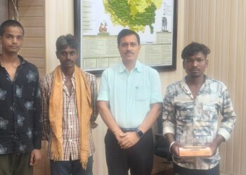 नर्मदा नदी में डूब रही युवती की जान बचाने वाले तीन युवकों को पुलिस अधीक्षक मंडला ने किया सम्मानित*