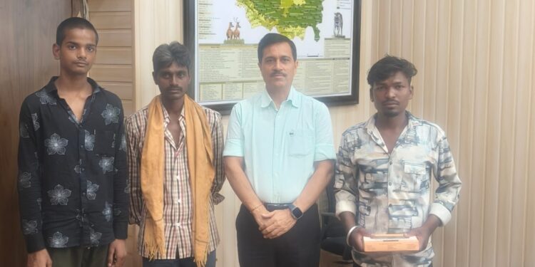 नर्मदा नदी में डूब रही युवती की जान बचाने वाले तीन युवकों को पुलिस अधीक्षक मंडला ने किया सम्मानित*