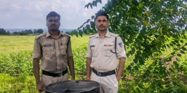 *अवैध शराब निर्माण के विरुद्ध आबकारी विभाग की प्रभावी कार्रवाई* *कारापाठा एवं लहराढाना में दबिश देकर 400 किलोग्राम महुआ लाहन नष्ट किया*