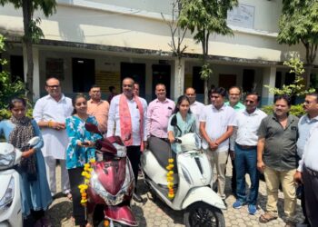 मुख्यमंत्री निःशुल्क स्कूटी योजना से मेधावी विद्यार्थियों को मिला प्रोत्साहन* *पांढुर्णा जिले के 66 मेधावी छात्र-छात्राओं को वितरित की गई ई-स्कूटी/मोटराइज्ड स्कूटी*