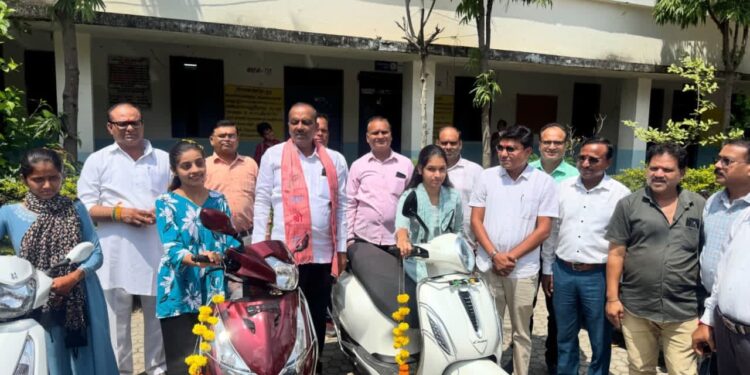 मुख्यमंत्री निःशुल्क स्कूटी योजना से मेधावी विद्यार्थियों को मिला प्रोत्साहन*  *पांढुर्णा जिले के 66 मेधावी छात्र-छात्राओं को वितरित की गई ई-स्कूटी/मोटराइज्ड स्कूटी*