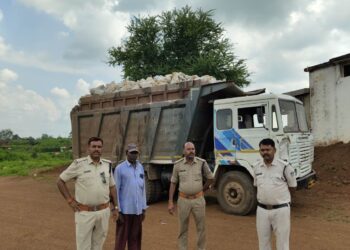 *ओवरलोडिंग पर निवार पुलिस का शिकंजा* *क्षमता से अधिक डोलोमाइट से भरा हाइवा वाहन चेकिंग के दौरान जप्त*