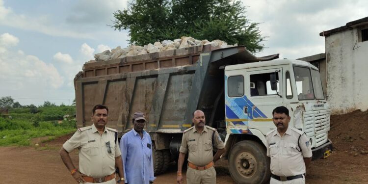 *ओवरलोडिंग पर निवार पुलिस का शिकंजा* *क्षमता से अधिक डोलोमाइट से भरा हाइवा वाहन चेकिंग के दौरान जप्त*