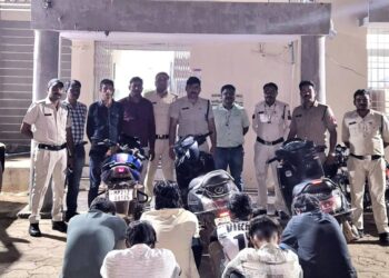 *बड़वारा पुलिस की जुआ फड़ पर दबिश* *ताश के पत्तों पर हार-जीत का दांव लगाते 06 जुआरी गिरफ्तार, तीन दोपहिया वाहनों सहित करीब 02 लाख रुपये का मशरुका जप्त*