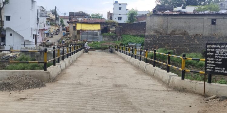 *30 साल पुरानी मांग हुई पूरी, चंद्रभागा नदी पर पुलिया से आसान हुआ आवागमन* *नगरपालिका अध्यक्ष संदीप घाटोडे की पहल से पंढरी-हनुमंती वार्ड के बीच बनी पुलिया, कई प्रमुख मार्गों की दूरी हुई कम*