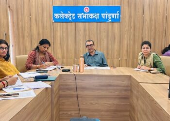 *जनसुनवाई के लंबित आवेदनों पर कलेक्टर सख्त, संबंधित अधिकारियों को नोटिस जारी करने के निर्देश*  *समय-सीमा बैठक में विकास कार्यों एवं शासकीय योजनाओं की प्रगति की विभागवार समीक्षा*