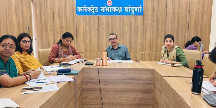 *जनसुनवाई के लंबित आवेदनों पर कलेक्टर सख्त, संबंधित अधिकारियों को नोटिस जारी करने के निर्देश* *समय-सीमा बैठक में विकास कार्यों एवं शासकीय योजनाओं की प्रगति की विभागवार समीक्षा*