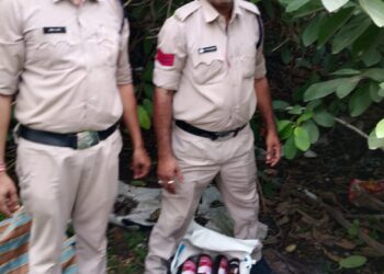 आबकारी विभाग को छापामार कार्यवाही के दौरान झाड़ियों में मिली लावारिश हालत में अंग्रेजी शराब की महंगी बोतलें..,55 लीटर हाथ भट्टी मदिरा,510 किलोग्राम लाहन सहित देशी-विदेशी मदिरा बरामद,13 प्रकरण दर्ज..