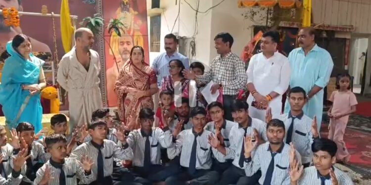 अधिकारियों की लचर कार्यशैली से परेशान मूक-बधिर छात्र और संस्था संचालक पहुंचे दादा गुरु दरबार की शरण में,सांकेतिक भाषा में बताई समस्याएं..! वीडियो