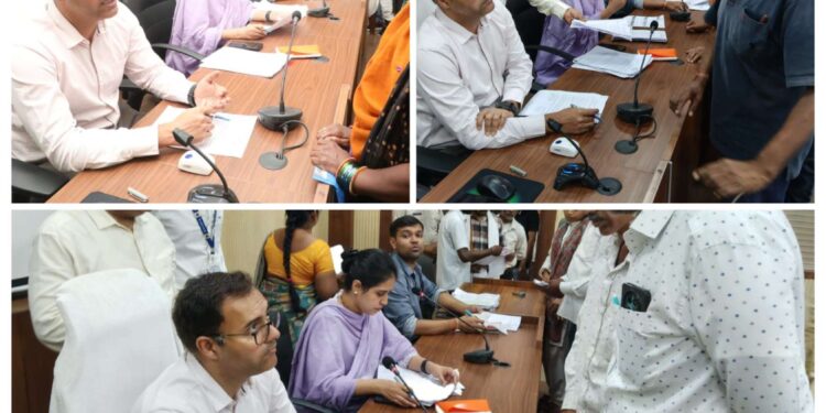 कलेक्टर श्री तिवारी जनसुनवाई में सुन रहे लोगों की समस्याएं* *अधिकारियों को दे रहे निराकरण के निर्देश*