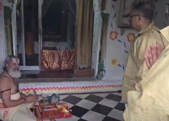 “भगवान को अकेला छोड़कर नहीं जाएंगे!”  मंदिर छोड़ने को तैयार नहीं पुजारी, DM-SP ने हाथ जोड़कर किया निवेदन!