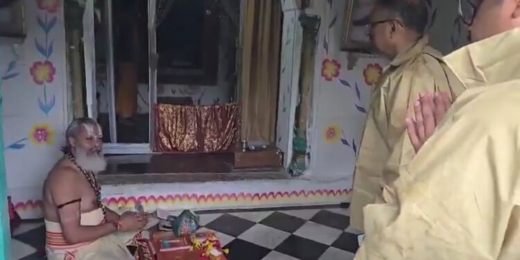 “भगवान को अकेला छोड़कर नहीं जाएंगे!”  मंदिर छोड़ने को तैयार नहीं पुजारी, DM-SP ने हाथ जोड़कर किया निवेदन!