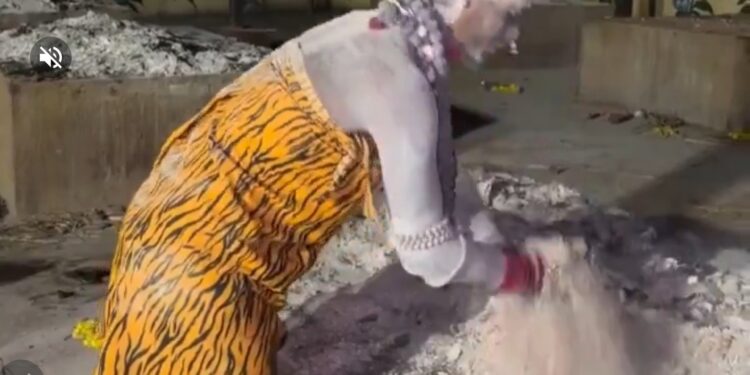 उज्जैन में किन्नर अखाड़े की अघोरी काली उर्फ नंद गिरी ने जलती हुई चिता से मानव मांस निकालकर खाया। वायरल वीडियो