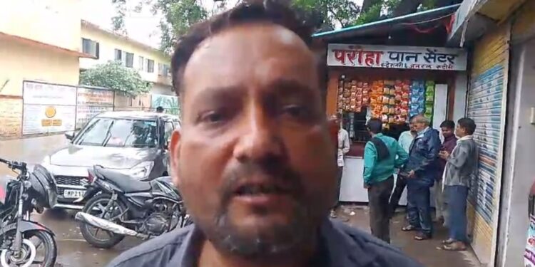 कैमोर शासकीय उचित मूल्य दुकान खोलने से रोकने का आरोप,* *सेल्समैन पहुंचे कलेक्ट्रेट*