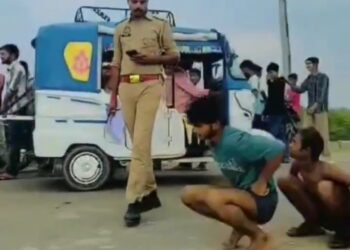 रील बनाने पहुंचे युवकों से पुलिस ने ‘डक वॉक’ करा दी’  देखिए, VIDEO