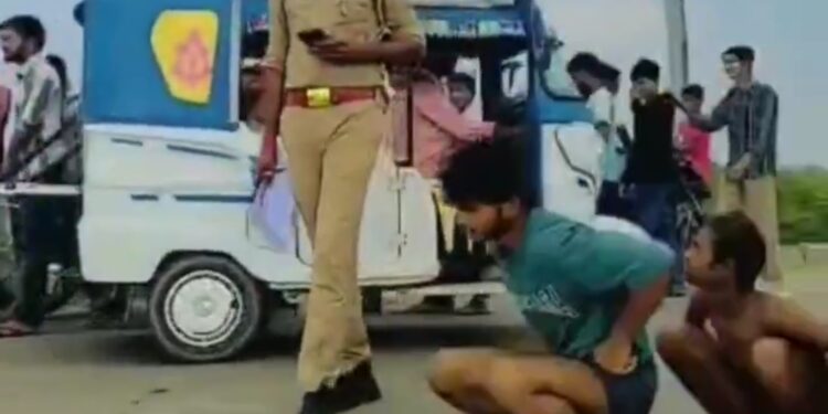 रील बनाने पहुंचे युवकों से पुलिस ने ‘डक वॉक’ करा दी’  देखिए, VIDEO