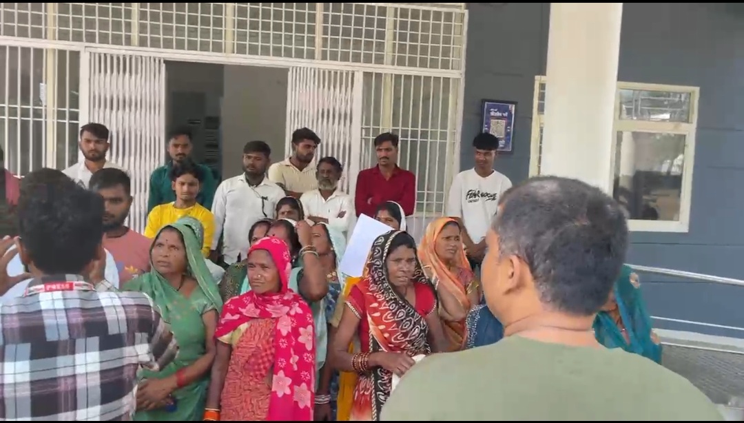 *💥पथरहटा में अवैध शराब के खिलाफ युवा शक्ति का जोरदार प्रदर्शन, सूरज सेन पर ग्रामीणों ने लगाए आरोप💥*