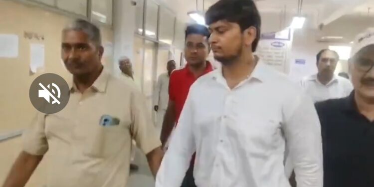 PM आवास के नाम पर रिश्वत लेते बाबू जी रंगे हाथ पकड़े गए’