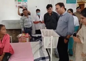 *“पांचवीं में कितने नंबर आए?”—कलेक्टर के सवाल पर सुरभि ने बताया 599 अंक* *कैमोर आयुष्मान आरोग्य मंदिर में छठवीं की छात्रा से हुआ आत्मीय संवाद, पढ़ाई के प्रति लगन की कलेक्टर ने की सराहना*