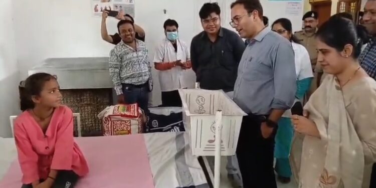 *“पांचवीं में कितने नंबर आए?”—कलेक्टर के सवाल पर सुरभि ने बताया 599 अंक* *कैमोर आयुष्मान आरोग्य मंदिर में छठवीं की छात्रा से हुआ आत्मीय संवाद, पढ़ाई के प्रति लगन की कलेक्टर ने की सराहना*