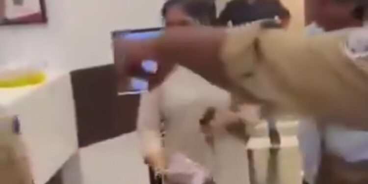 प्रेमजाल में फंसाकर होटल बुलाती, फिर ब्लैकमेल! जबलपुर पुलिस ने पैसे लेते रंगे हाथ पकड़ा देखे VIDEO
