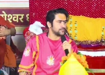 धीरेन्द्र शास्त्री का बड़ा ऐलान: हिंदू राष्ट्र के लिए यात्रा! संविधान की शपथ लेने वालों से उठे सवाल