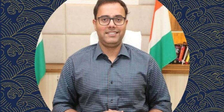 टूटी छत के नीचे बच्चे, कम पोषण आहार और 2019 से निरीक्षण गायब पर्यवेक्षक को कलेक्टर का नोटिस