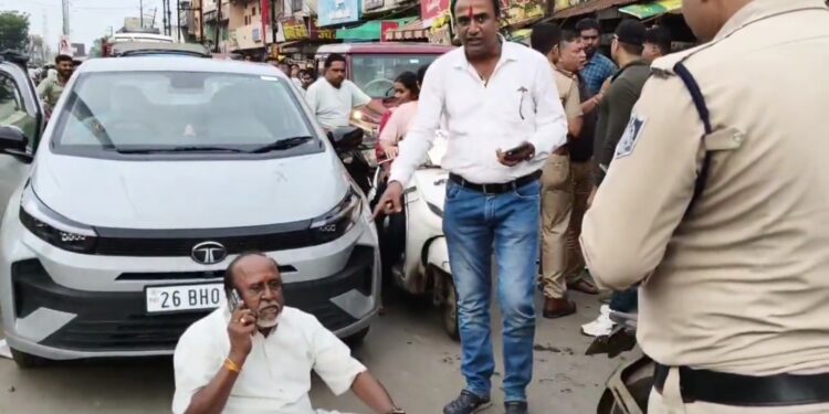 पुलिस की हिम्मत कैसे हुई BJP नेता की गाड़ी रोकने की…सड़क में आसन लगाए बैठे ये बीना के भाजपा नेता रमेश जड़िया है. जिनकी पुलिस ने गाड़ी रोकी तो ये धरने पर बैठ गए…!