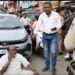 पुलिस की हिम्मत कैसे हुई BJP नेता की गाड़ी रोकने की…सड़क में आसन लगाए बैठे ये बीना के भाजपा नेता रमेश जड़िया है. जिनकी पुलिस ने गाड़ी रोकी तो ये धरने पर बैठ गए…!