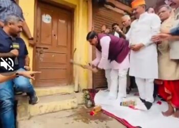 🚨 CM मोहन यादव ने अपने पैतृक मकान पर खुद चलाया कुदाल, विकास के लिए लिया बड़ा फैसला VIDEO