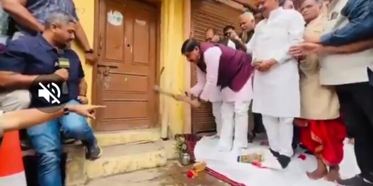 🚨 CM मोहन यादव ने अपने पैतृक मकान पर खुद चलाया कुदाल, विकास के लिए लिया बड़ा फैसला VIDEO