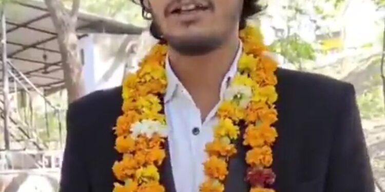 सोशल मीडिया पर वायरल हुआ अजीबोगरीब शादी का वीडियो, मां-बेटी दोनों एक ही दूल्हे के साथ!