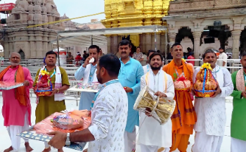 काशी से मथुरा तक गूंजा कृष्ण भक्ति का संदेश, लड्डू गोपाल के लिए भेजा गया विशेष उपहार देखे VIDEO क्या भेजा