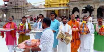 काशी से मथुरा तक गूंजा कृष्ण भक्ति का संदेश, लड्डू गोपाल के लिए भेजा गया विशेष उपहार देखे VIDEO क्या भेजा