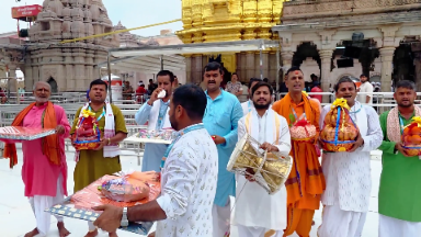 काशी से मथुरा तक गूंजा कृष्ण भक्ति का संदेश, लड्डू गोपाल के लिए भेजा गया विशेष उपहार देखे VIDEO क्या भेजा