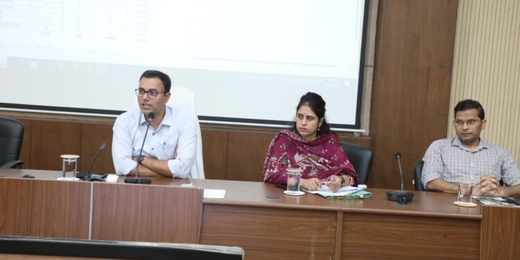 कलेक्टर ने अधिकारियों को दिया सख्त निर्देश! जन-विश्वास अभियान से पहले लंबित शिकायतों पर एक्शन
