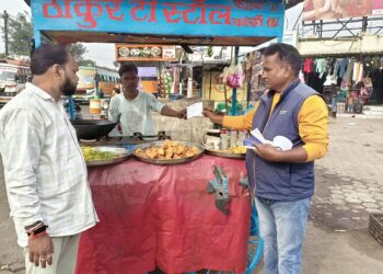 गंदगी फैलाने वालों पर निगम की कार्रवाई, 3700 रुपये का जुर्माना वसूला