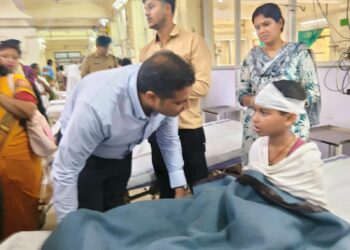 🚨 जबलपुर में स्कूल वैन-कार की जोरदार टक्कर, घायल बच्चों से मिले कलेक्टर राघवेंद्र सिंह VIDEO