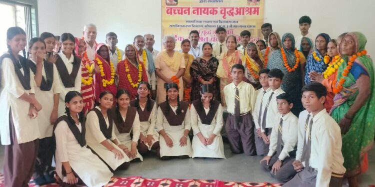 *अंतर्राष्ट्रीय वृद्धजन दिवस पर वृद्धजनों का हुआ सम्मान, बच्चों ने जाना जीवन का अनुभव, किया आत्मीय संवाद*