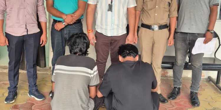 शेयर मार्केट में इंवेस्ट कर 5 प्रतिशत से 500 प्रतिशत तक रिटर्न देने के नाम पर धोखाधड़ी करने वाले 2 आरोपी गिरफ्तार