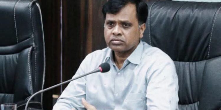 कलेक्टर नरेंद्र कुमार सूर्यवंशी के निर्देश पर 15 पटवारी पर की गई निलंबन की कार्रवाई.