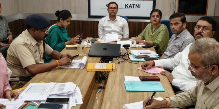 निर्माण कार्यों में लापरवाही बर्दाश्त नहीं, गुणवत्ता से समझौता किए बिना तय समय-सीमा में काम पूरा करें : कलेक्टर श्री तिवारी बैठक से नदारद सेतु संभाग और हाउसिंग बोर्ड के कार्यपालन यंत्रियों को कारण बताओ नोटिस जारी करने के निर्देश